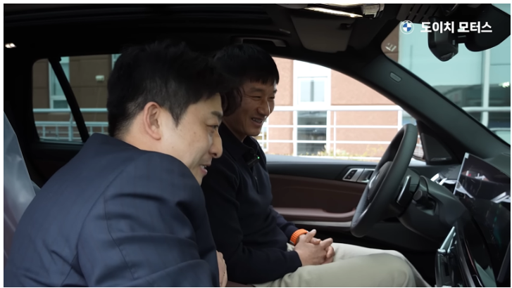 BMW X5 선물받은 수원삼성 이정효 감독 표정 게시글 썸네일