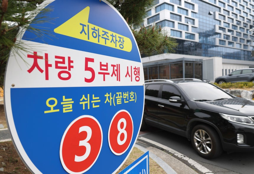 [단독]다음달 6일부터 공공부문 차량 2부제 시행…관용 전기차도 포함 게시글 썸네일