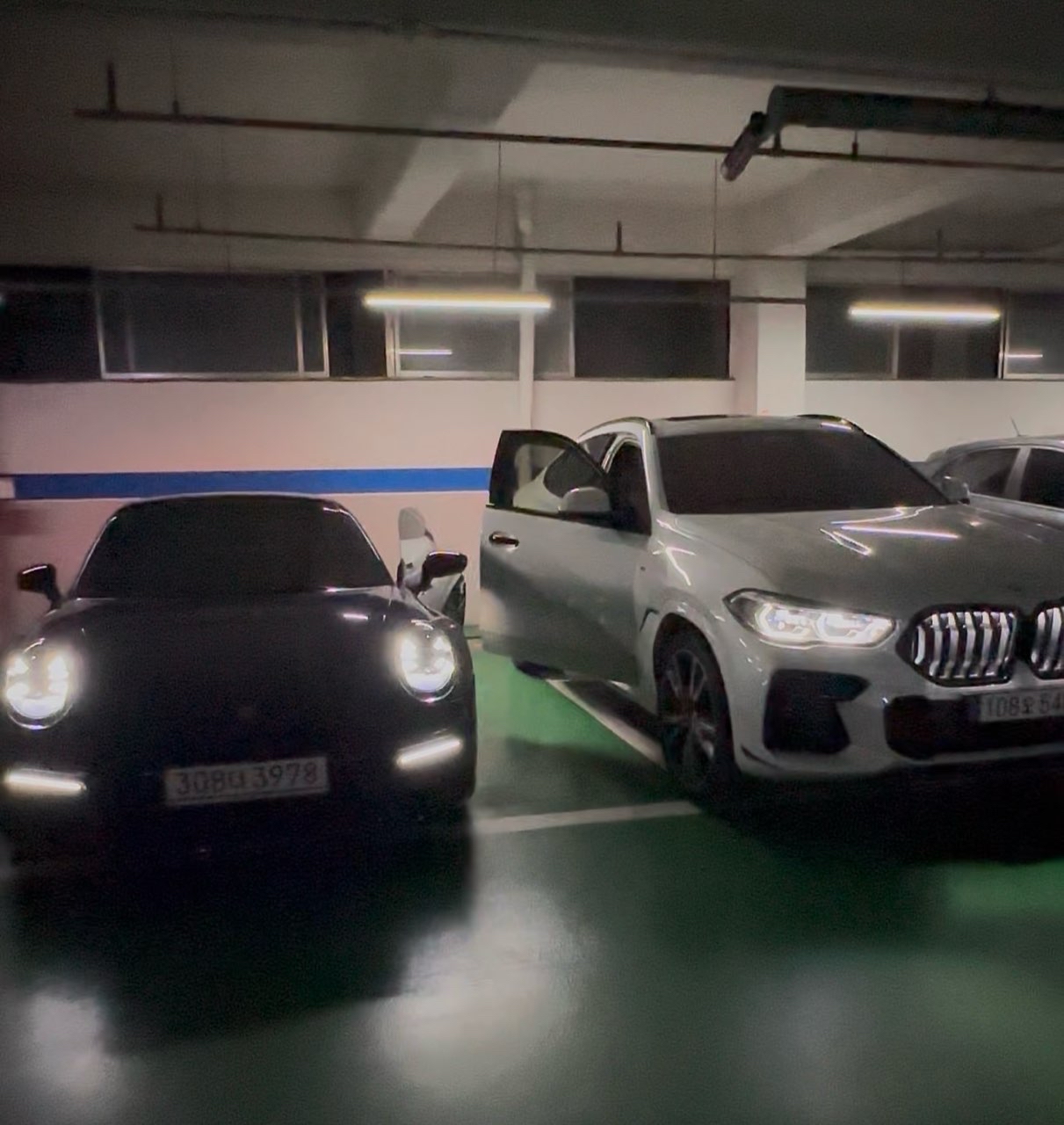 하데스 911과 X6M50i 투샷 게시글 썸네일