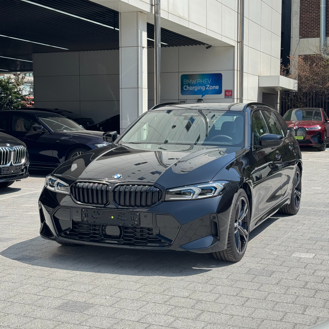 320i 외장 컬러 뭐가 제일 예쁠까용 게시글 썸네일