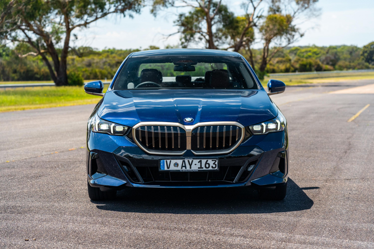 [신차사진] 2026 BMW 520i 풀옵션 트림 (호주 버전) 게시글 썸네일